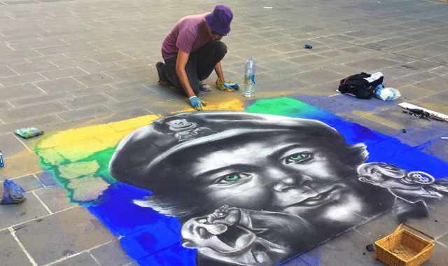 Martino, l'artista che colora il pavimento di via Sparano: Disegno l'attualit